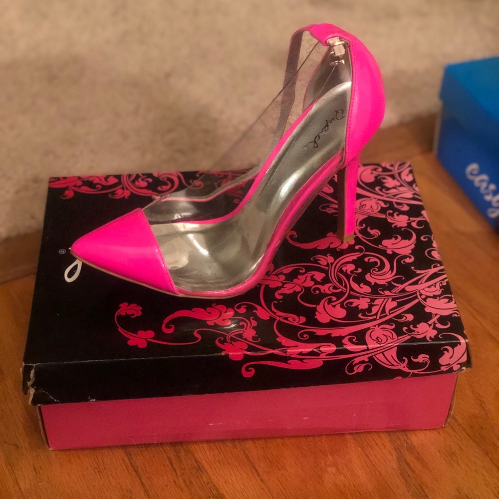 Pink pointy toe pumps